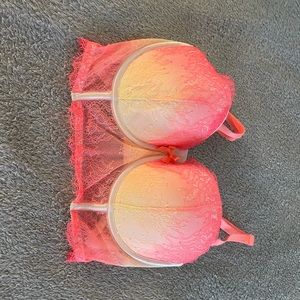 Like new Victoria’s Secret ombré bra ❤️